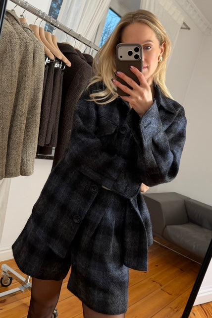 PLISSÉ SHORTS OBSIDIAN