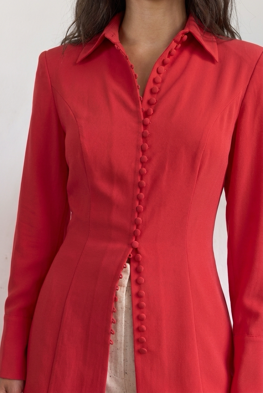 BOUTONNÉE SHIRT ÉCARLATE - close-up of the pointed collar and covered buttons