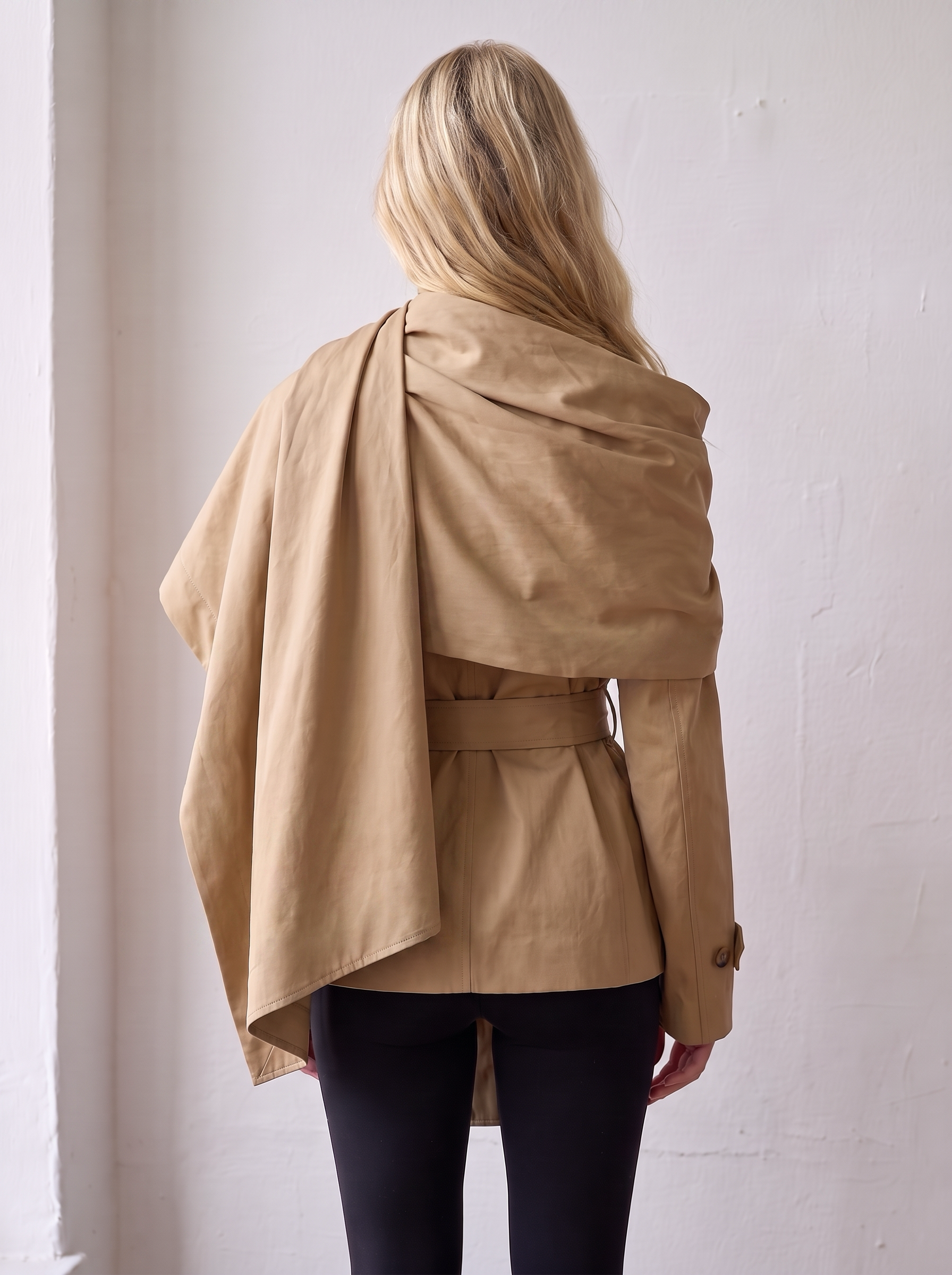 ECHARPE TRENCH JACKET CAMEL - back view with the scarf