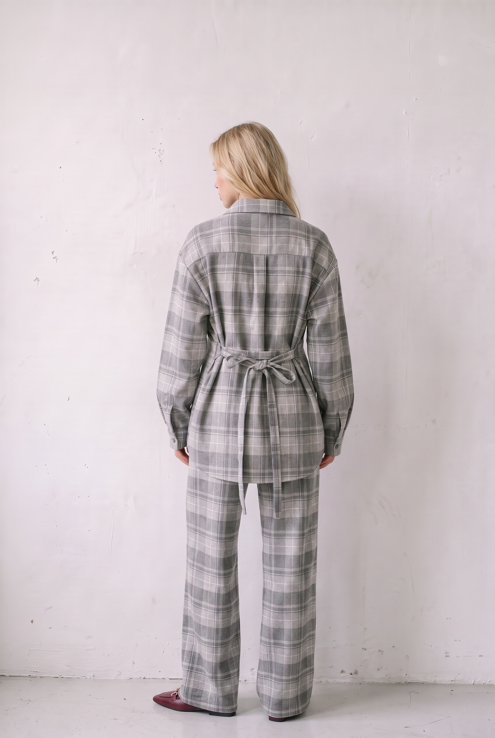 PANACHE SHIRT JACKET TARTAN GRIS - back view with the belt tied