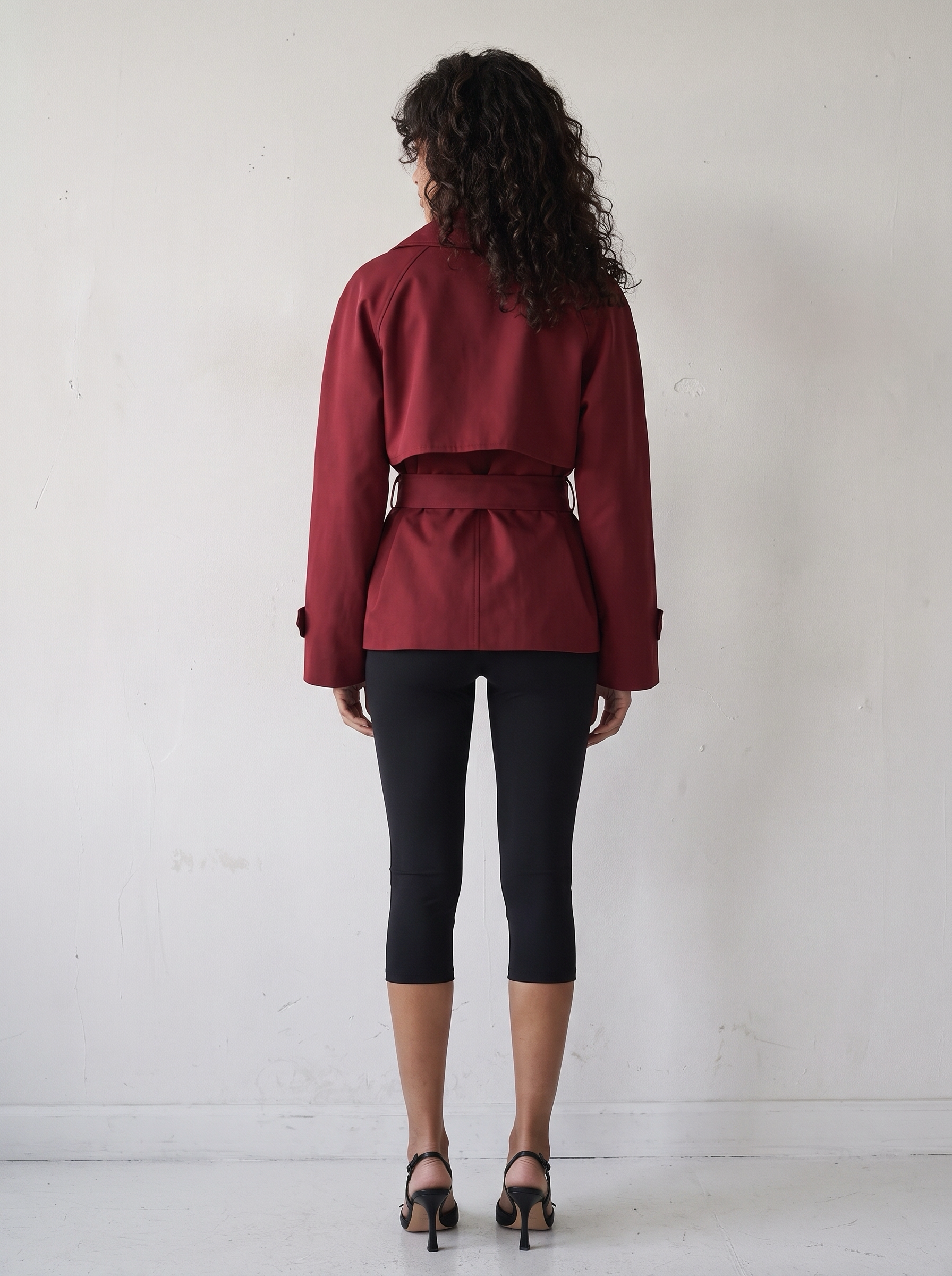 ÉCHARPE TRENCH JACKET BRAISE - back view of the trench jacket with the storm flap and belt