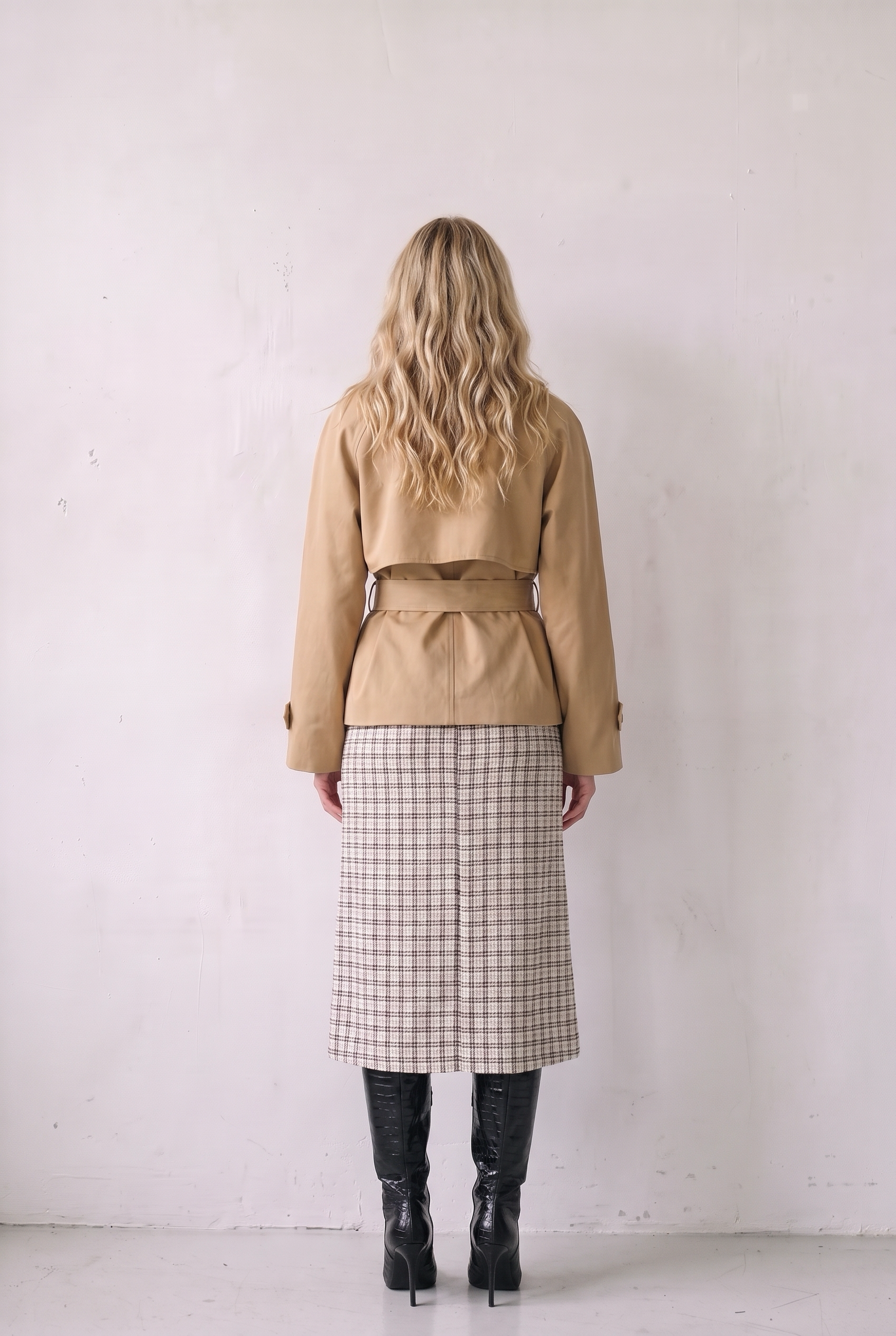 ECHARPE TRENCH JACKET CAMEL - back view with the storm flap and belt