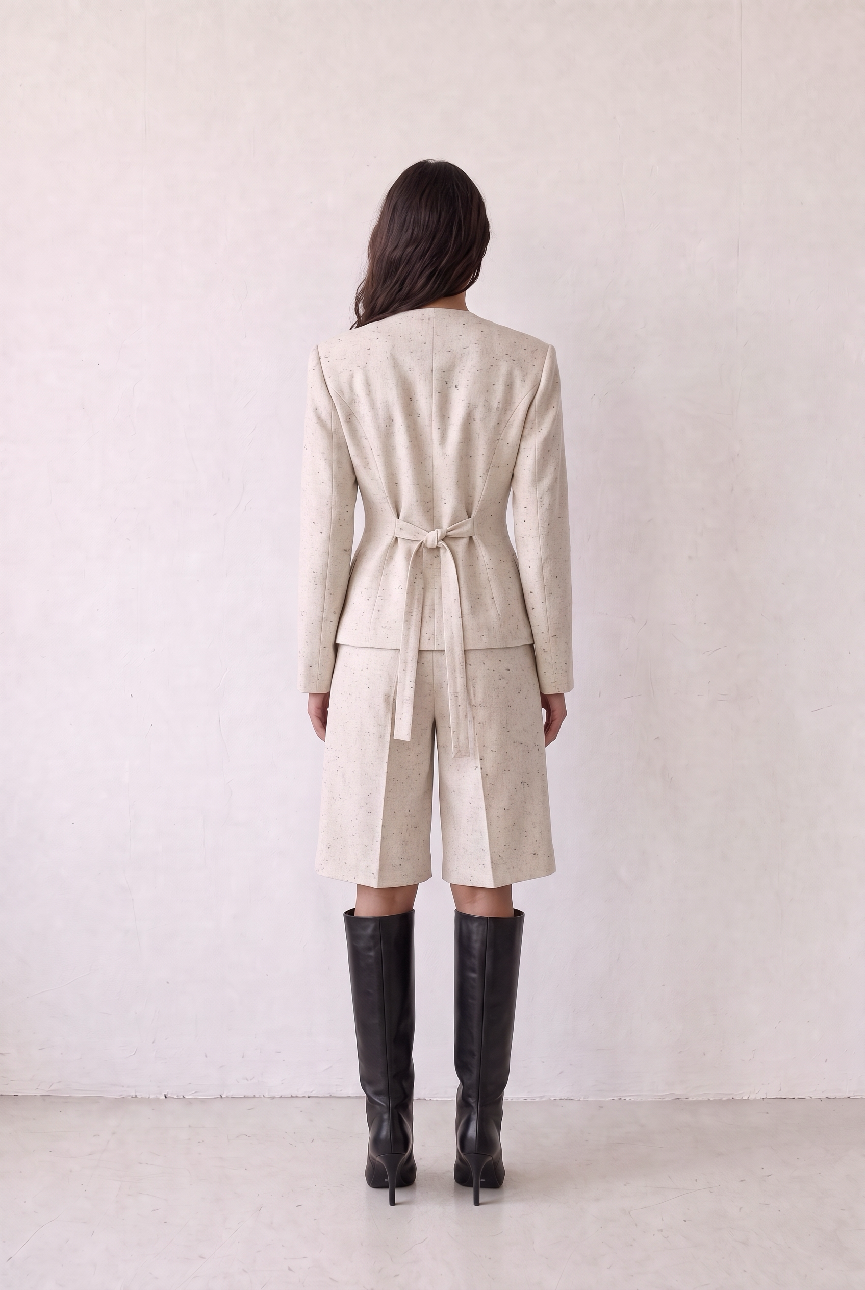 RUBAN BERMUDE CENDRE - back view of the wool bermuda shorts