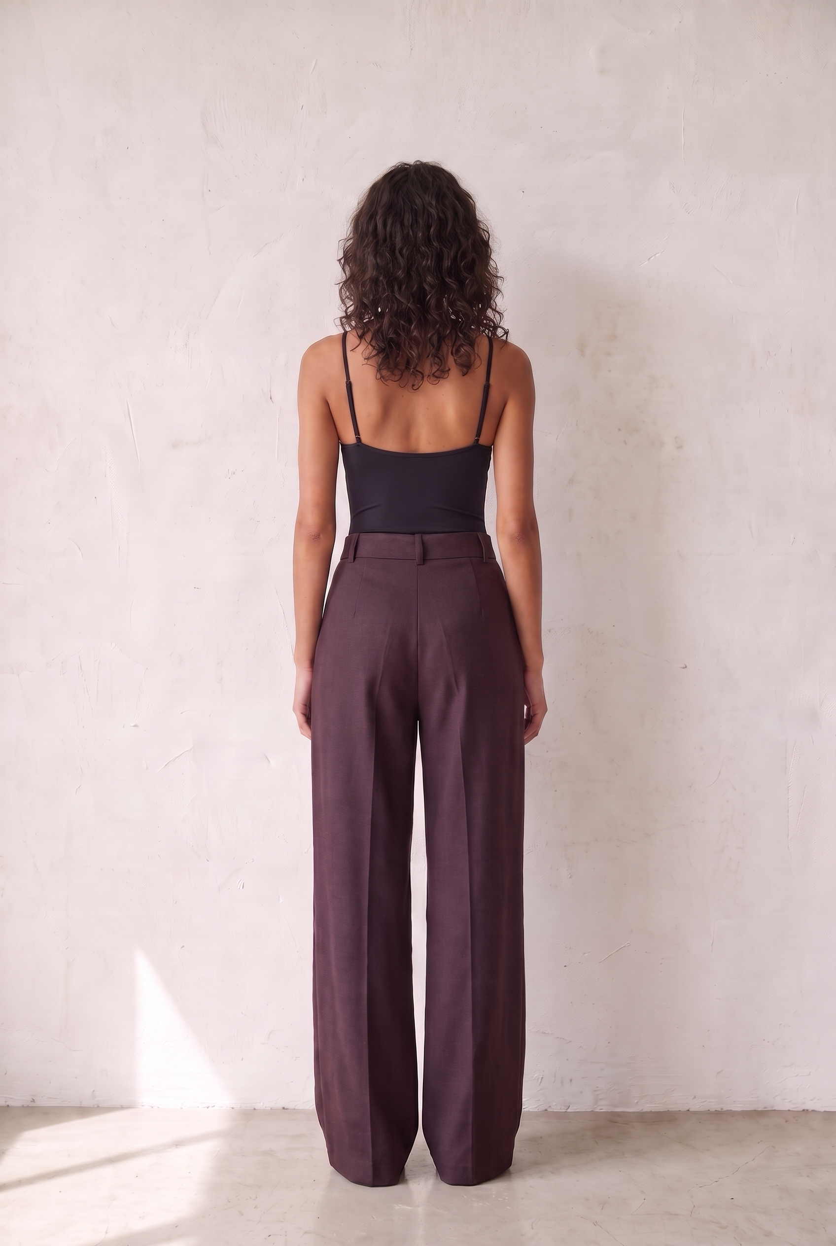 RUBAN TROUSERS PRUNE - back view of the plum wool wide-leg trousers