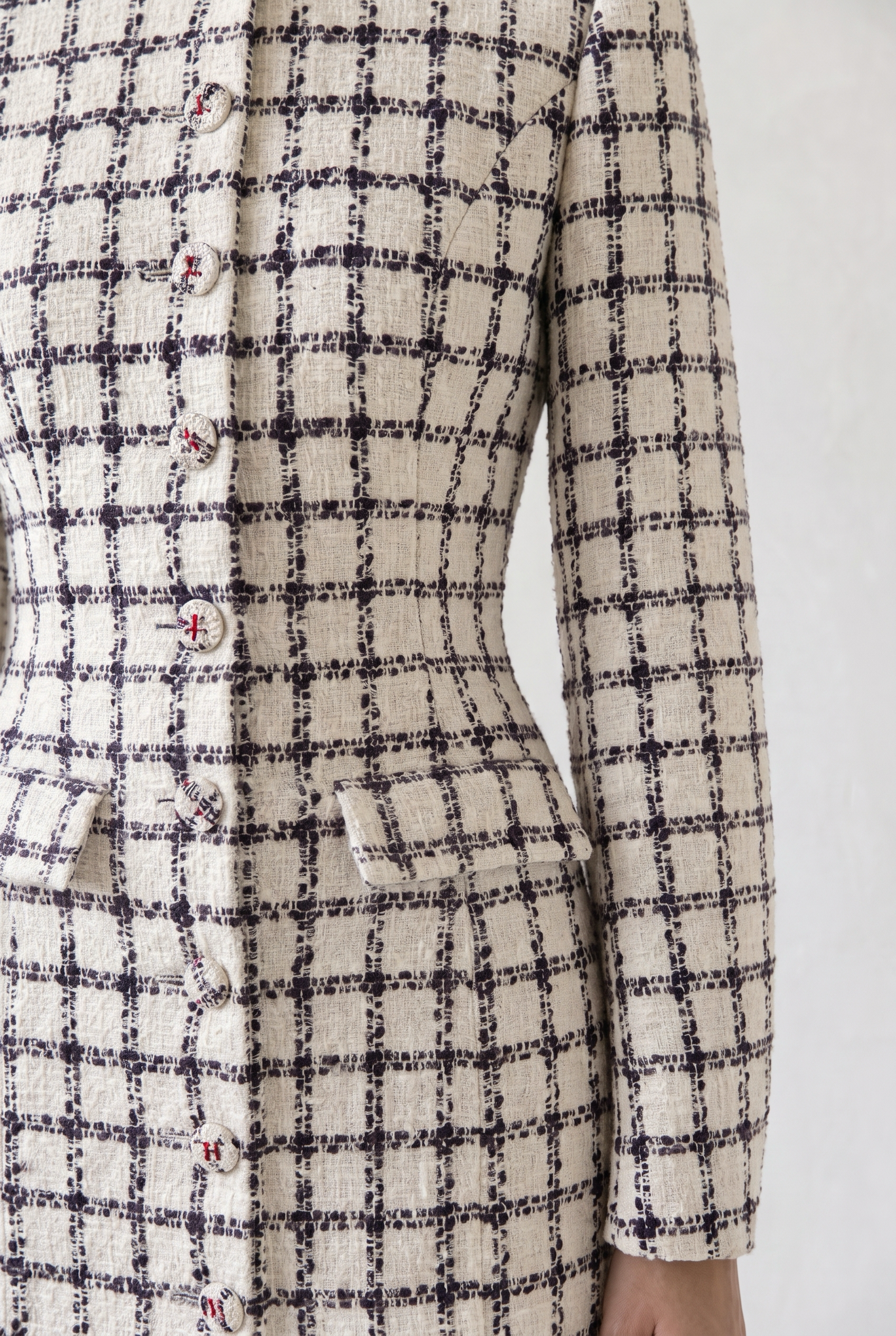 TISSAGE DRESS ECRU - close view of the boucle weave and front buttons